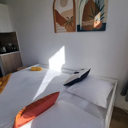 Gauche Calme Proche Gare Climatisation